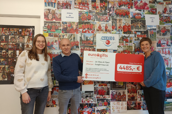 people in front of photowall, cheque