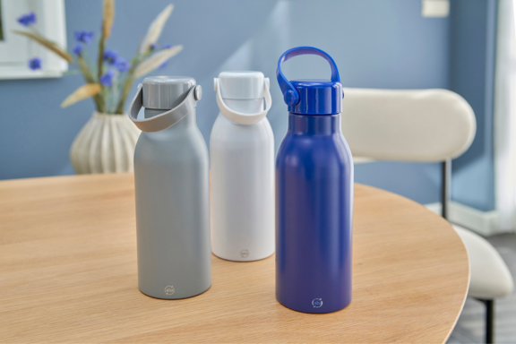 reusable bottles, tabel, blue background