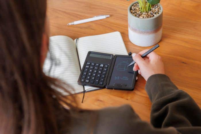 Calculatrice Notex | Recyclée | Avec tablette d'écriture LCD et stylet